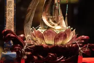 美军加大空袭力度，也门港口惨遭打击致74人丧生