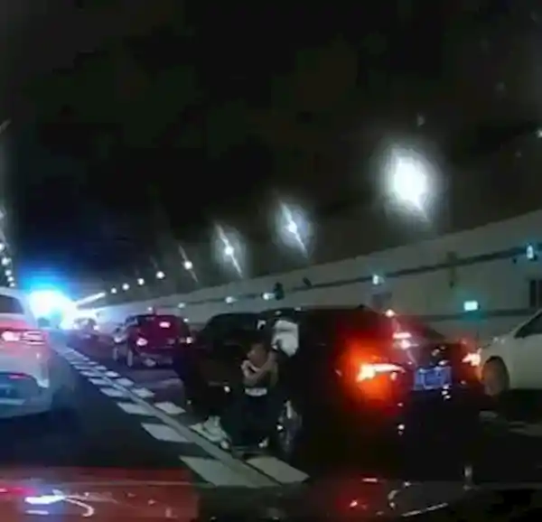 10岁男孩跪地拦车救母震撼全网，妈妈哽咽回应：怕失去她