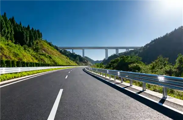 夜高速突现行人，女司机130码惊险闪避引发热议