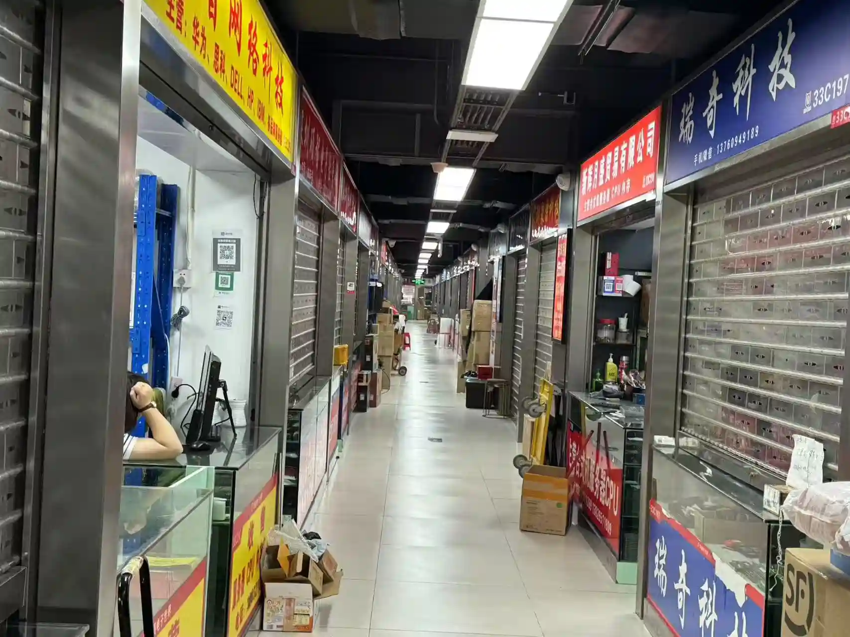 芯片市场风云突变：华强北商家囤货待涨，国产半导体厂商悄然接棒替代潮|深度传真