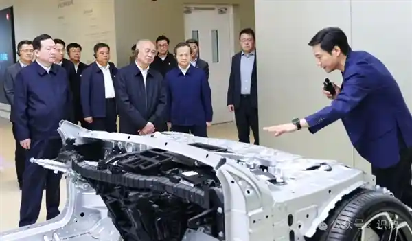 小米汽车工厂迎来贵宾！雷军亲自陪同考察团参观