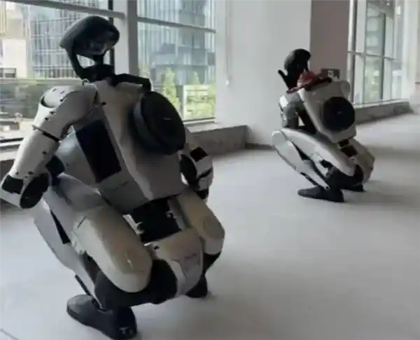 宇树机器人充电姿势萌炸！网友惊呼：这是亚洲蹲吗？