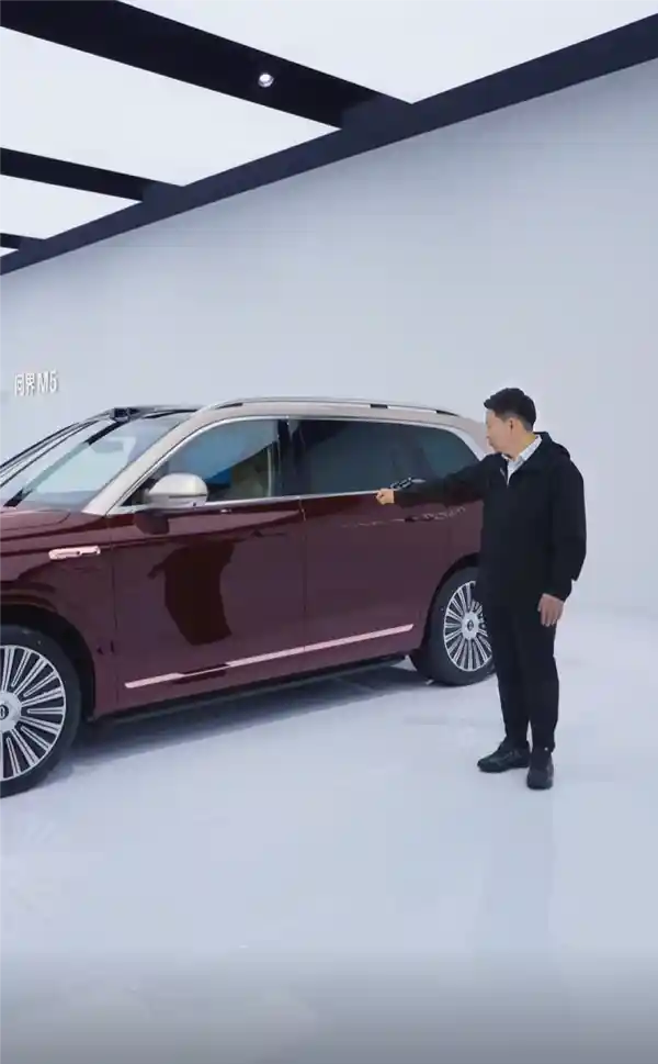 余承东秀隔空开汽车黑科技：问界M9空中一抓即开，未来已来！