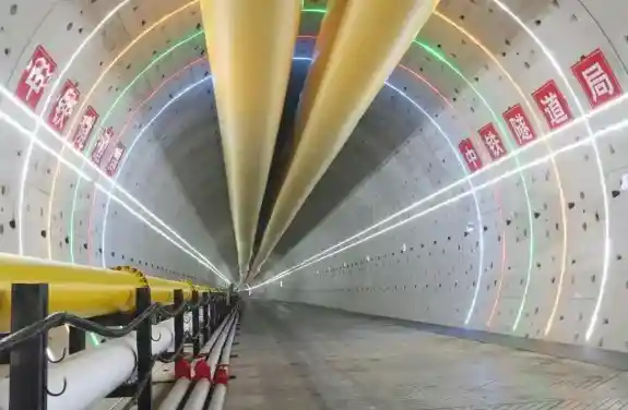 全球最大直径高铁盾构机穿越长江江心，打造世界最快水下隧道奇观