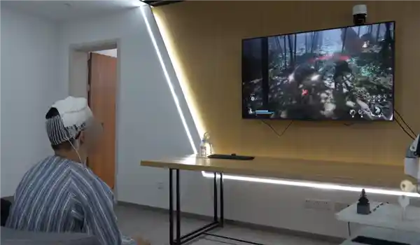 中国脑机接口新突破！癫痫少年用意念操控《王者荣耀》与《黑神话：悟空》