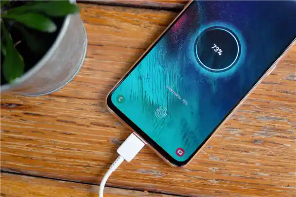 揭秘：手机电池惧怕100%满电，长期满电状态竟是隐形杀手！