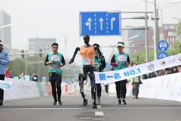 人形机器人半马赛果揭晓：天工Ultra、松延动力N2与行者二号三强争霸