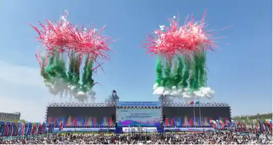 《放飞梦想：51国共襄盛举，潍坊风筝盛会闪耀蓝天》