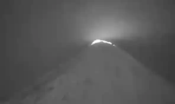 亚欧之巅！海拔4754米的活火山苏醒，喷发震撼天地