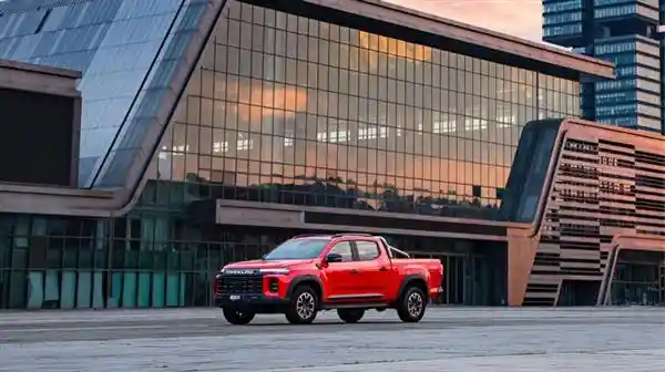 《翻山越岭无所不能！大通星际皮卡引领农业运输新风尚》