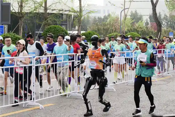 《全球首个机器人马拉松：开启人工智能新纪元》