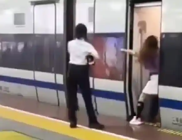高铁关门瞬间女子伸腿拦停，竟顺利得逞！行拘处罚引网友热议：规则岂容儿戏？