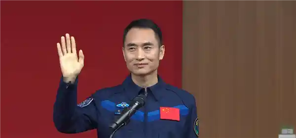 中国航天员大队长与副大队长携手飞天：地球事务谁来掌舵？