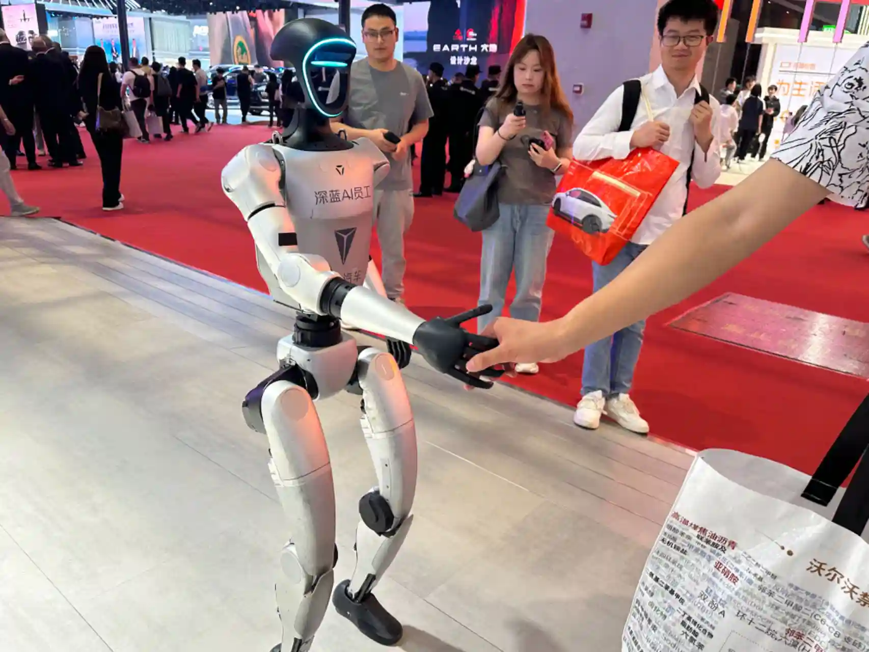 人形机器人变身车展模特！宇树科技、智元机器人等同台炫技｜2025上海车展现场直击