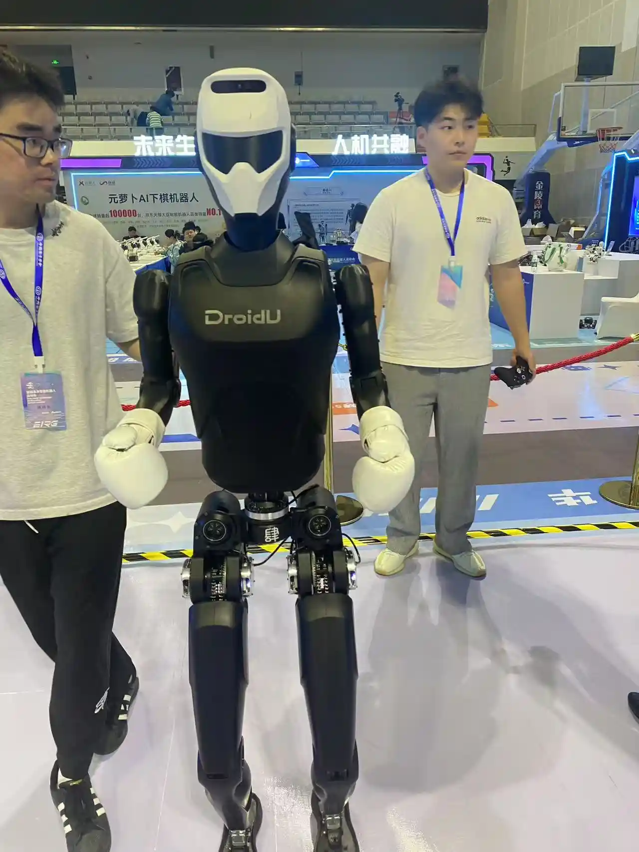 2025首届具身智能运动会明日启幕！半马季军行者二号再战5公里，宇树机器人神秘亮相却选择旁观