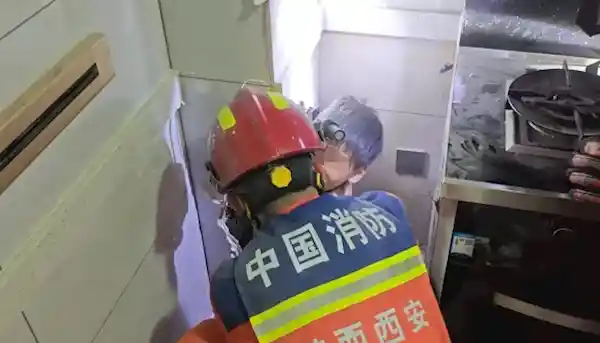 《惊魂一刻！10岁男孩捉迷藏从34楼消失，竟藏身6楼烟囱》
