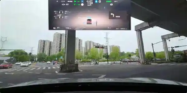 《暴雨中挑战比亚迪天神之眼B，它的驾驶技术让我自愧不如》