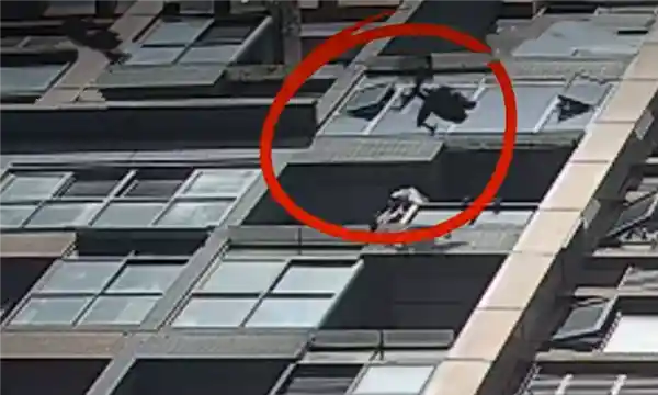 16楼怒扔电竞椅！男子吵架失控上演真人版吃鸡