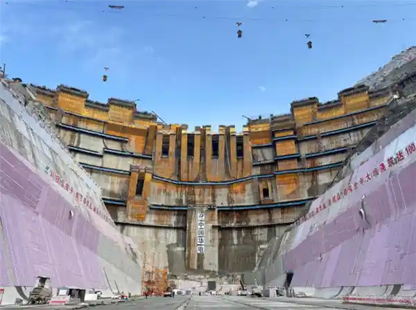 震撼！在建大坝成功提取相当于12层楼高的巨型混凝土芯样