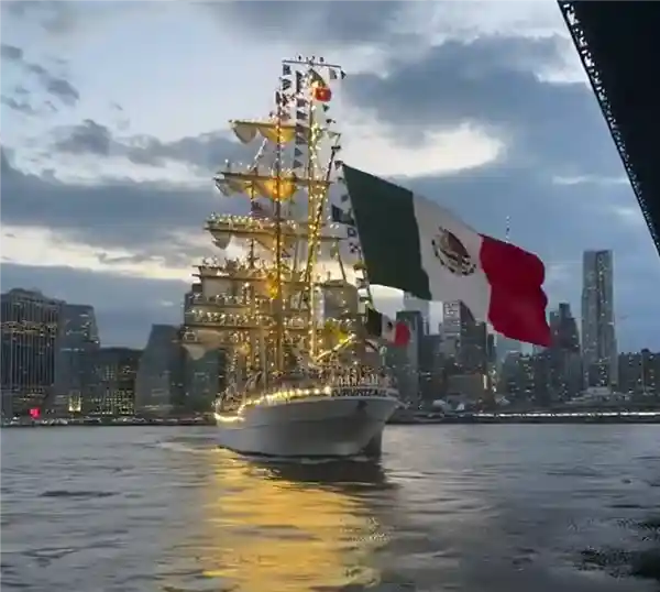 墨西哥帆船载277人撞上纽约大桥：疑因发动机故障引发意外