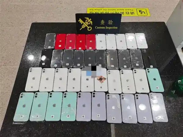 《全副机装入境被截：揭秘他们如何将手机穿在身上》