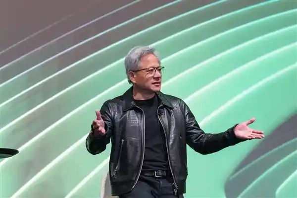 黄仁勋：全球半数AI人才源自中国，中国AI发展势不可挡