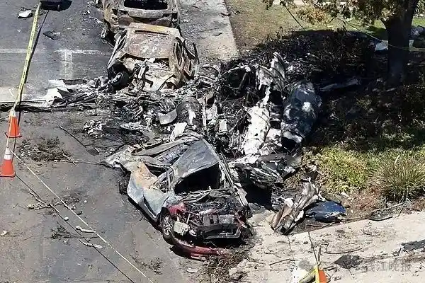 美客机坠毁居民区致6人遇难 多车房瞬间吞没火海