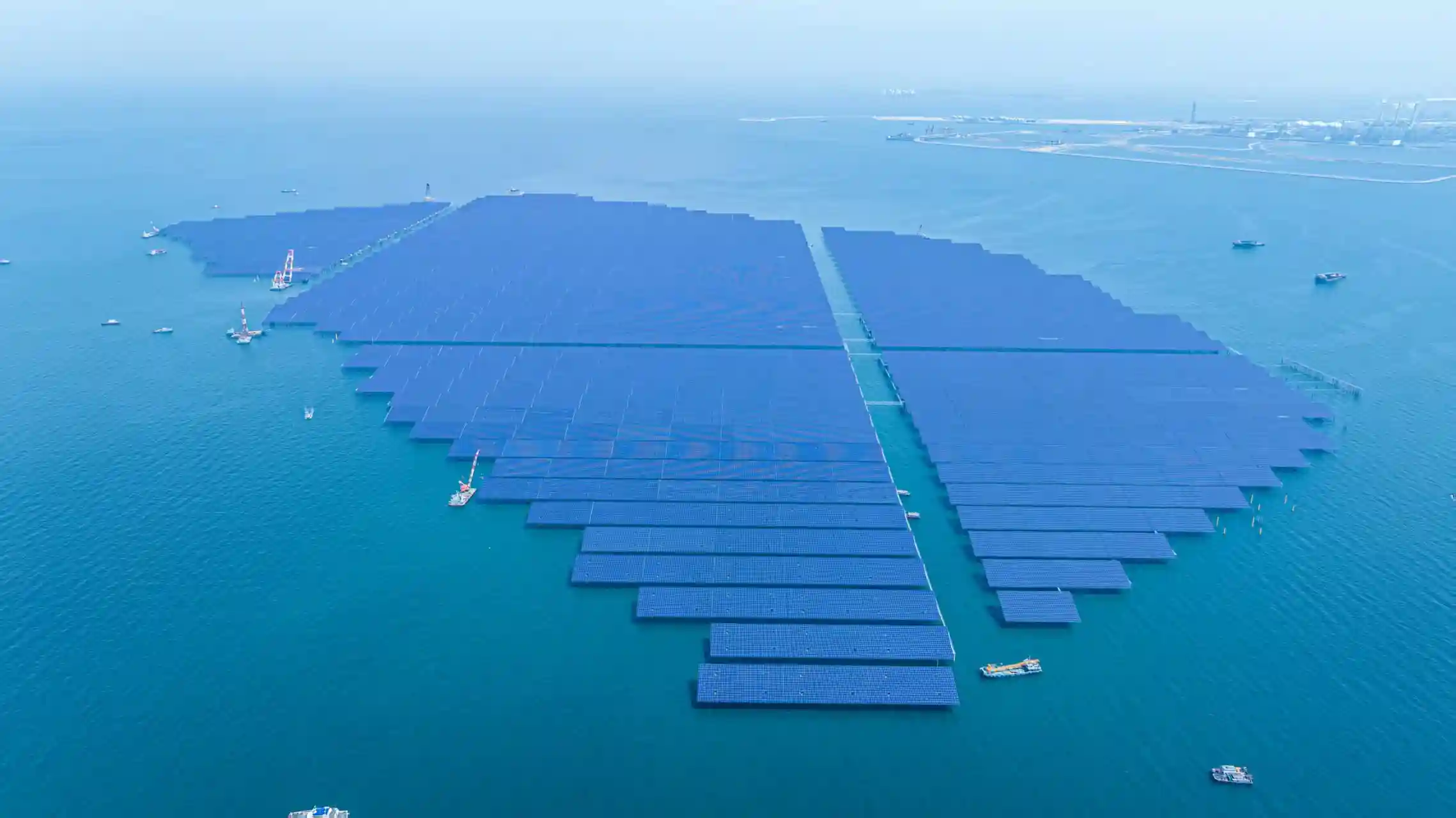 蓝色能源新篇章：全国首例桩基固定式海上光伏全面并网发电