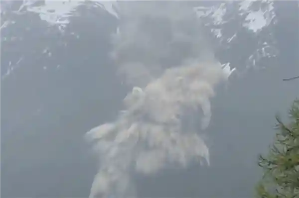 瑞士超350万方冰川骤然崩塌！巨型泥石流吞噬山脚村庄