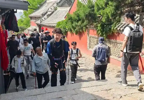 挑战极限！游客花80元租腿登泰山的新型体验