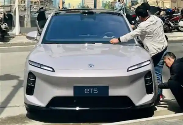 蔚来ET5实车首曝新颜：前脸设计大改，二季度即将震撼上市