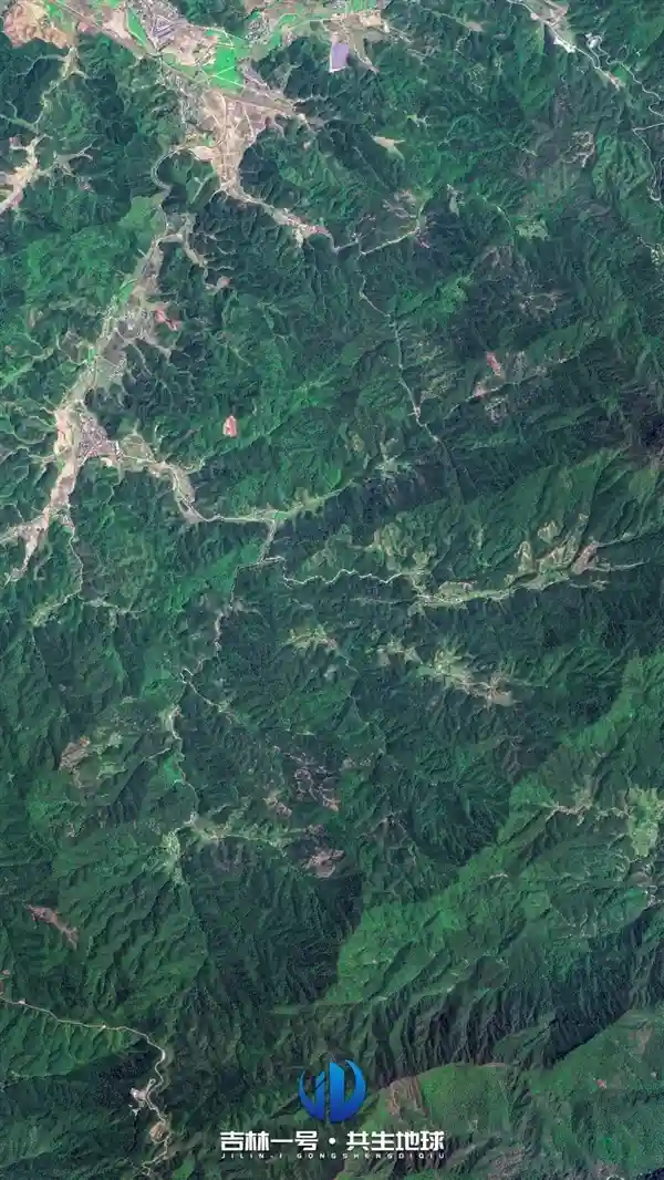 《云端览胜：卫星视角下的华夏名山名湖与文化古镇》