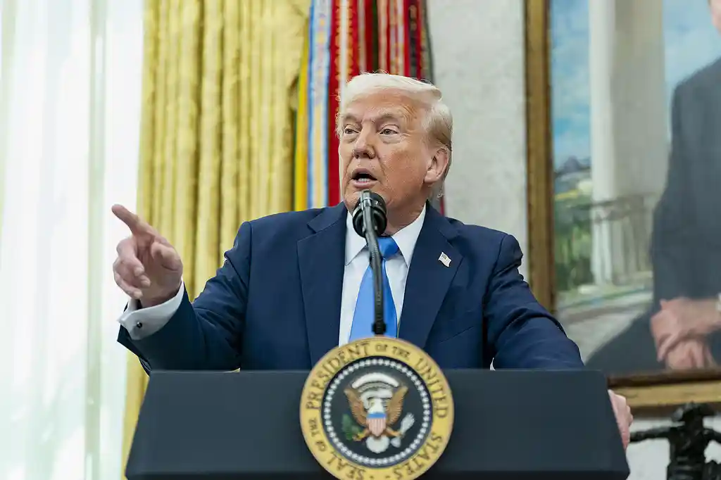 特朗普突然改口：明确不争第三任期，公开锁定两大接班人选