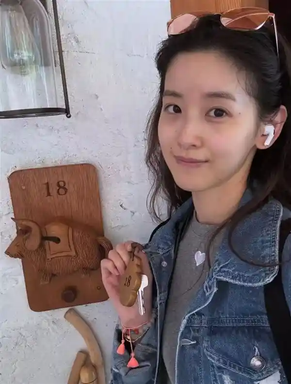 章泽天素颜出镜旅行照，清新自然引热议