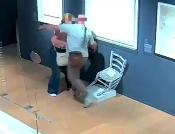 梵高椅遭游客拍照坐塌，无价之宝瞬间变事故现场！