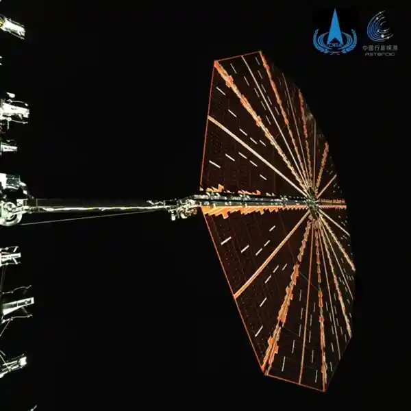 天问二号首张影像震撼发布：柔性太阳翼如蝶展翼