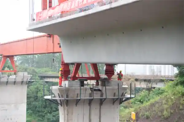 西渝高铁重庆段首梁架起，542吨巨梁震撼登场