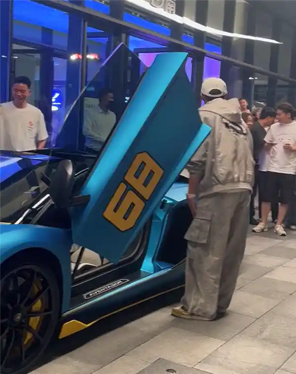 黄子韬下班开千万跑车引热议，名表价值竟超座驾！