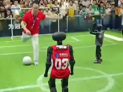 周鸿祎挑战机器人：球技对决竟遭AI抢断！