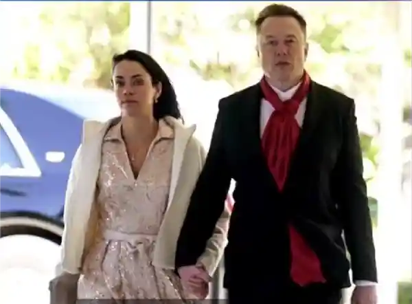 马斯克与印度裔女友甜蜜亮相婚礼，四子女家庭引关注