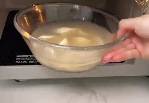 微波炉里的分子迪斯科：水分子高速旋转引爆厨房革命