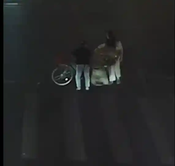 00后小米SU7女车主危中见义 雷军亲赞正能量