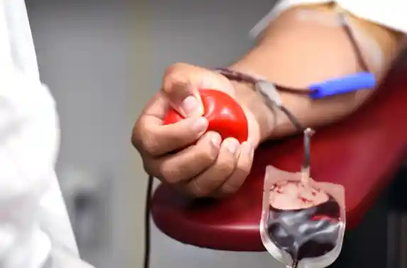 男子割伤晕血边爬边哭奔医院 网友：心酸又无奈