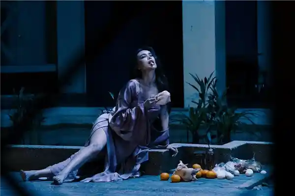 睡衣女鬼引爆泰网！选美冠军主演恐怖片遭热议：美貌与惊悚的危险边界