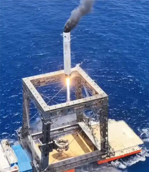 长十乙火箭首秀海上网系回收，精准落地引全球关注